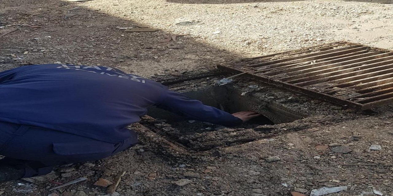 Hatay'da mazgalın altında mahsur kalan kediyi itfaiye kurtardı