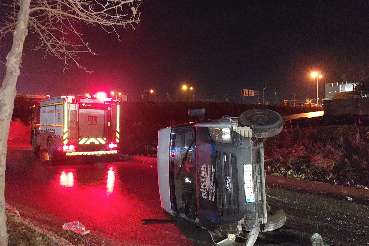 Midibüs devrildi, 7 kişi yaralandı