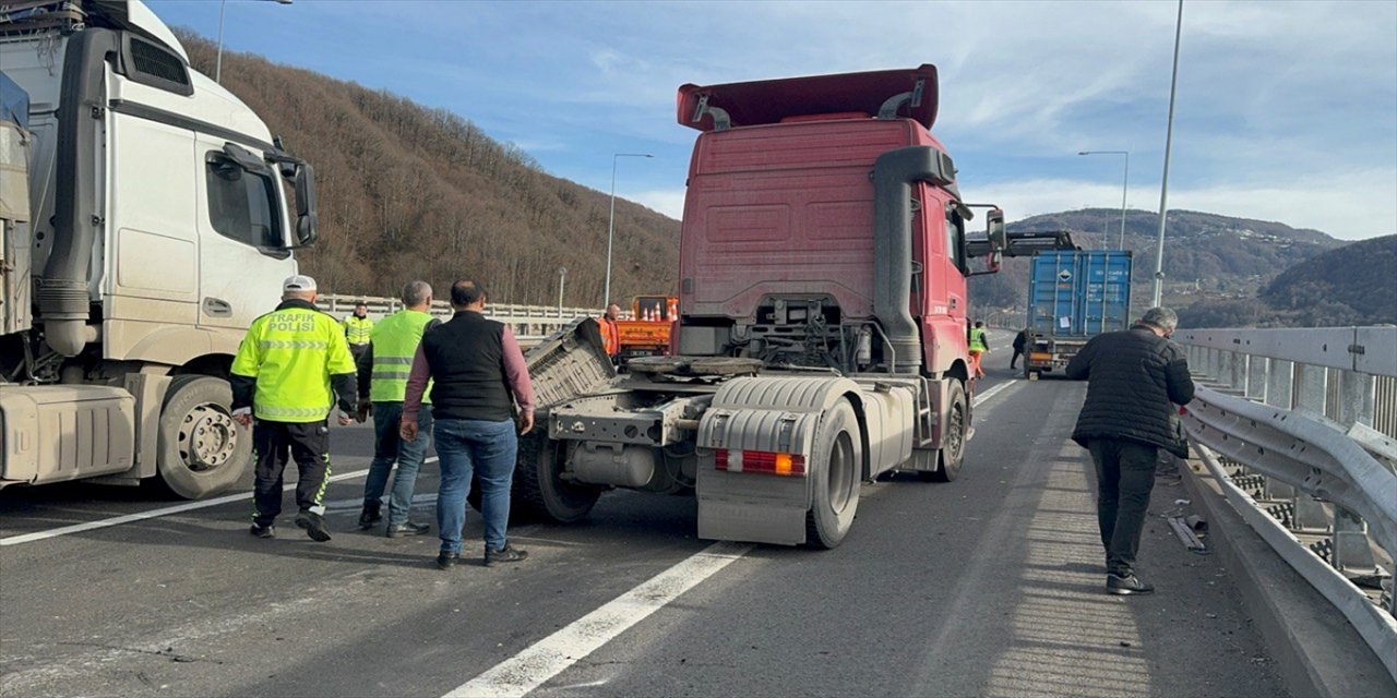 Tırdan ayrılan dorse Anadolu Otoyolu'nun Düzce kesiminde ulaşımı aksattı