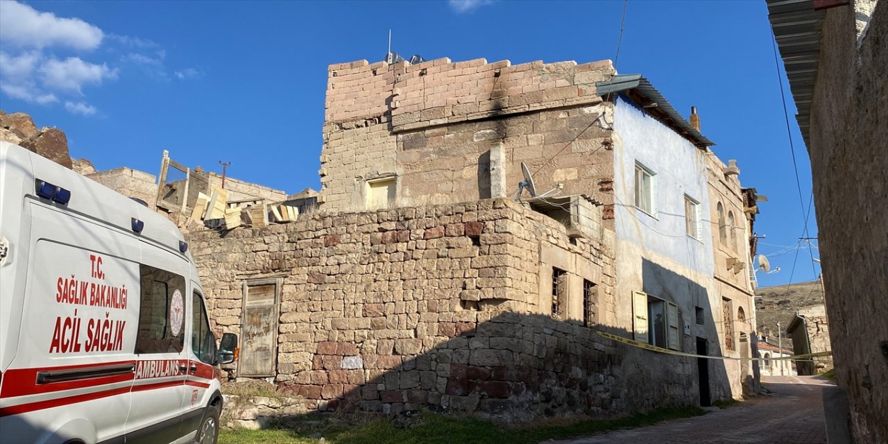 Kayseri'de 2 katlı evde çıkan yangında tek başına kalan kişi ölü bulundu.