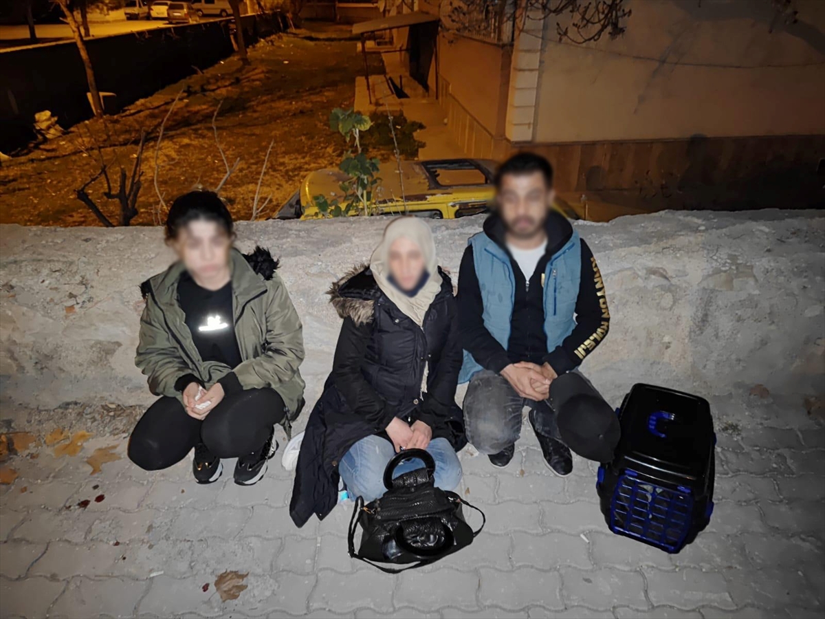 Konya'da 3 düzensiz göçmenin yakalandığı aracın sürücüsü tutuklandı