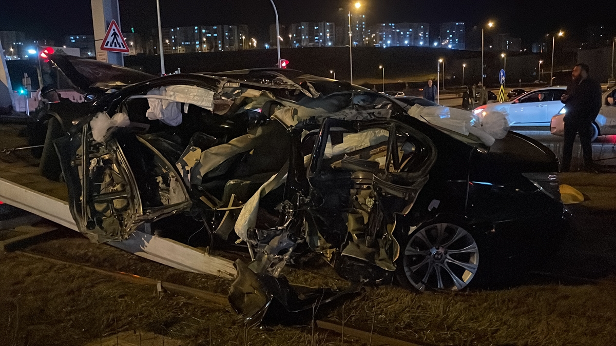 Kayseri'de gelin arabasının karıştığı trafik kazasında 4 kişi yaralandı