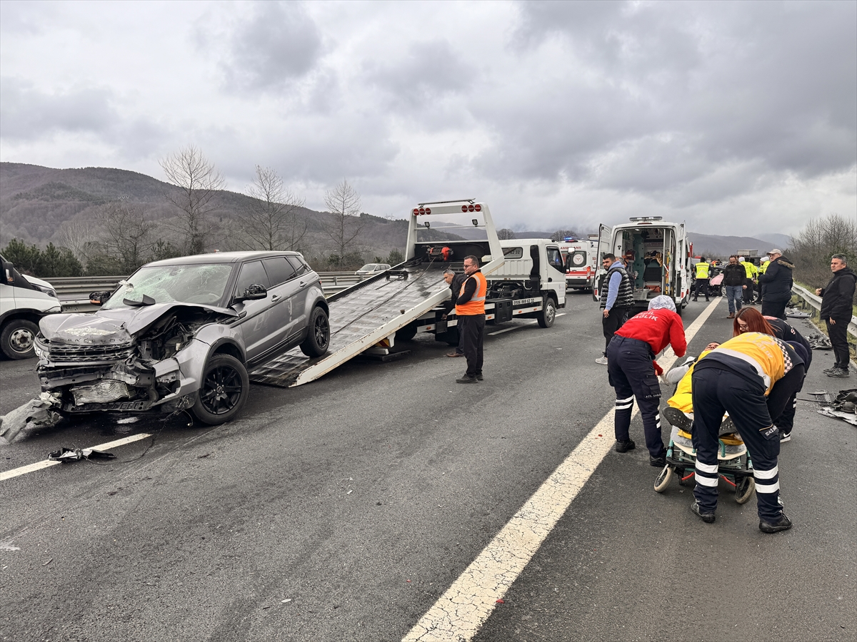 Anadolu Otoyolu'nda cip ile otomobil çarpıştı 3 kişi öldü, 2 kişi yaralandı