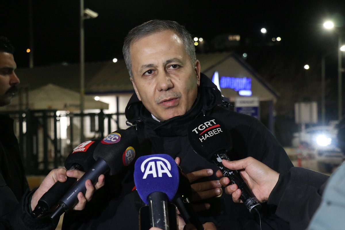 İçişleri Bakanı Yerlikaya, maden ocağından toprak tahliyesini anlattı