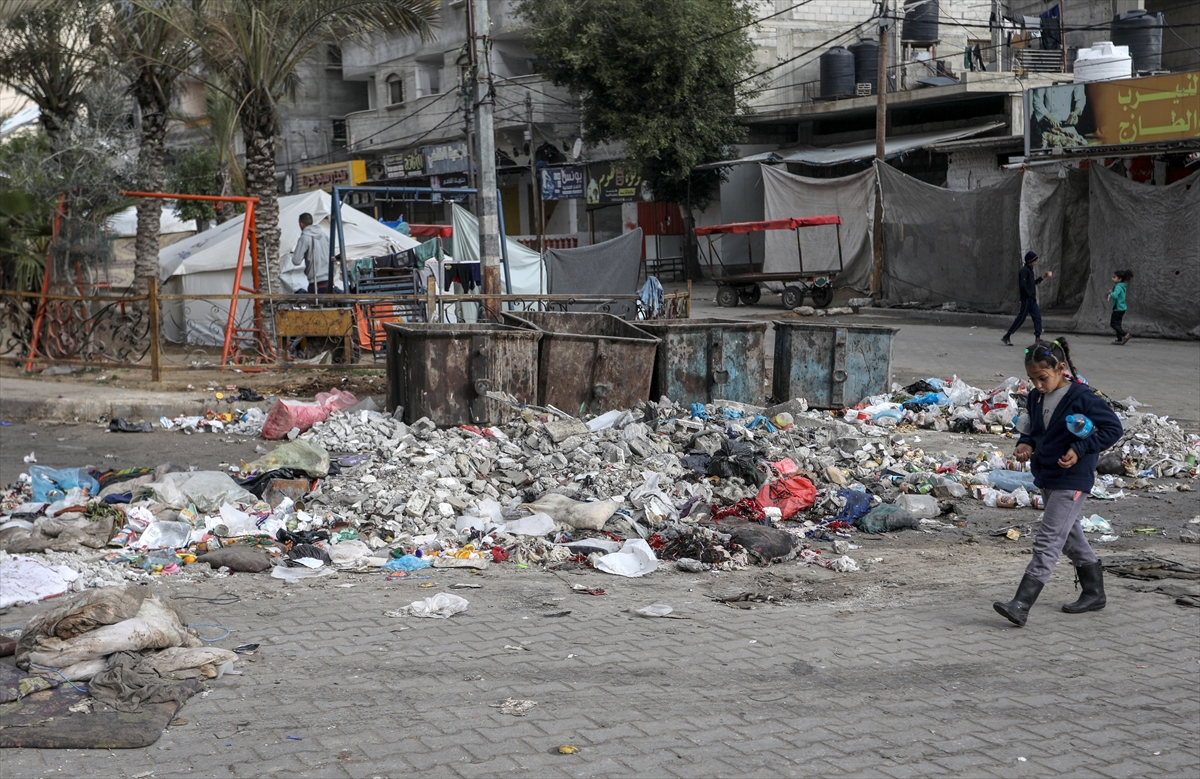 İsrail saldırıları nedeniyle Gazze'de biriken çöp ve atıklar, sağlık risklerini artırıyor