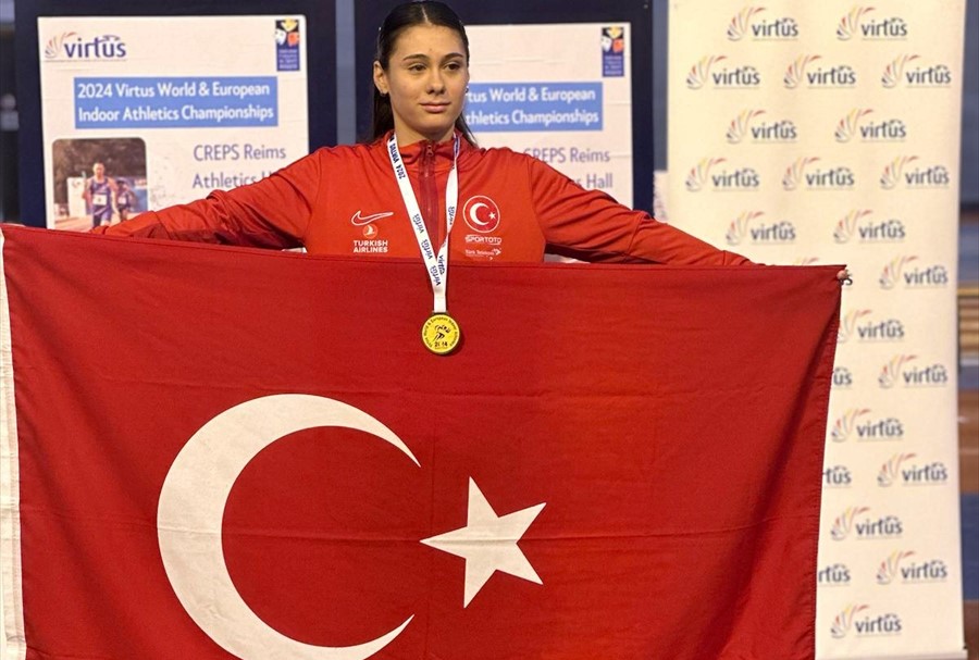 Özel atlet Aysel Önder, dünya rekoru kırarak altın madalya kazandı