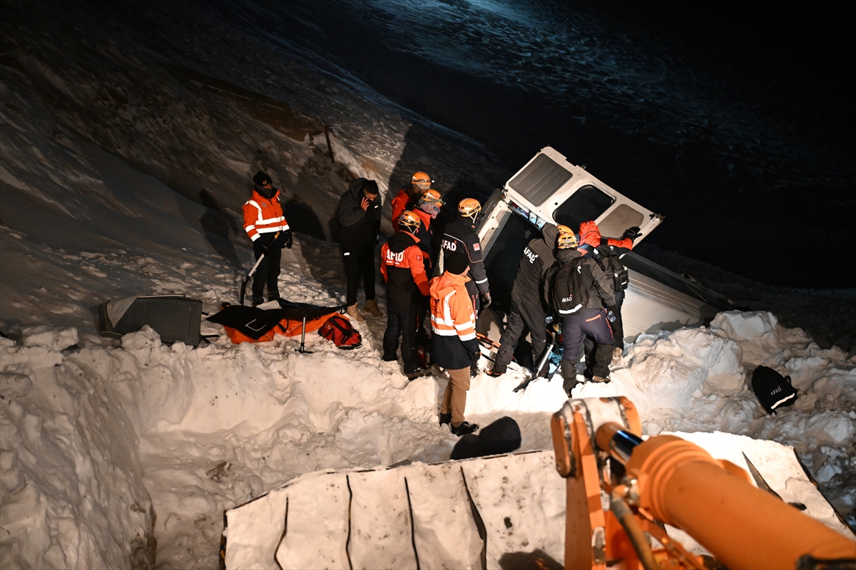 Van'da kara yolunda çığın sürüklediği minibüsteki 1 kişi öldü