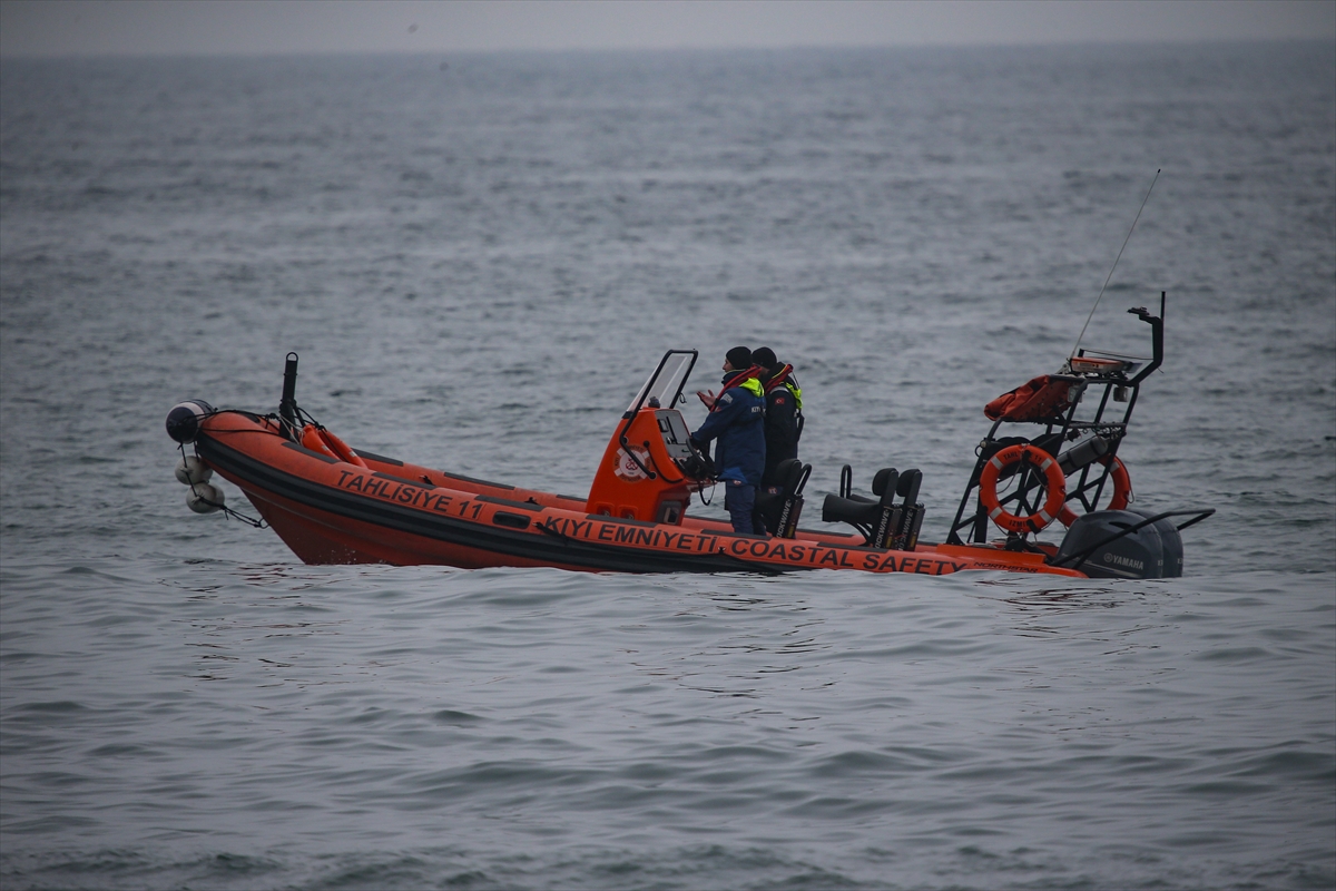 Marmara Denizi'nde batan geminin mürettebatını arama çalışmaları sürüyor