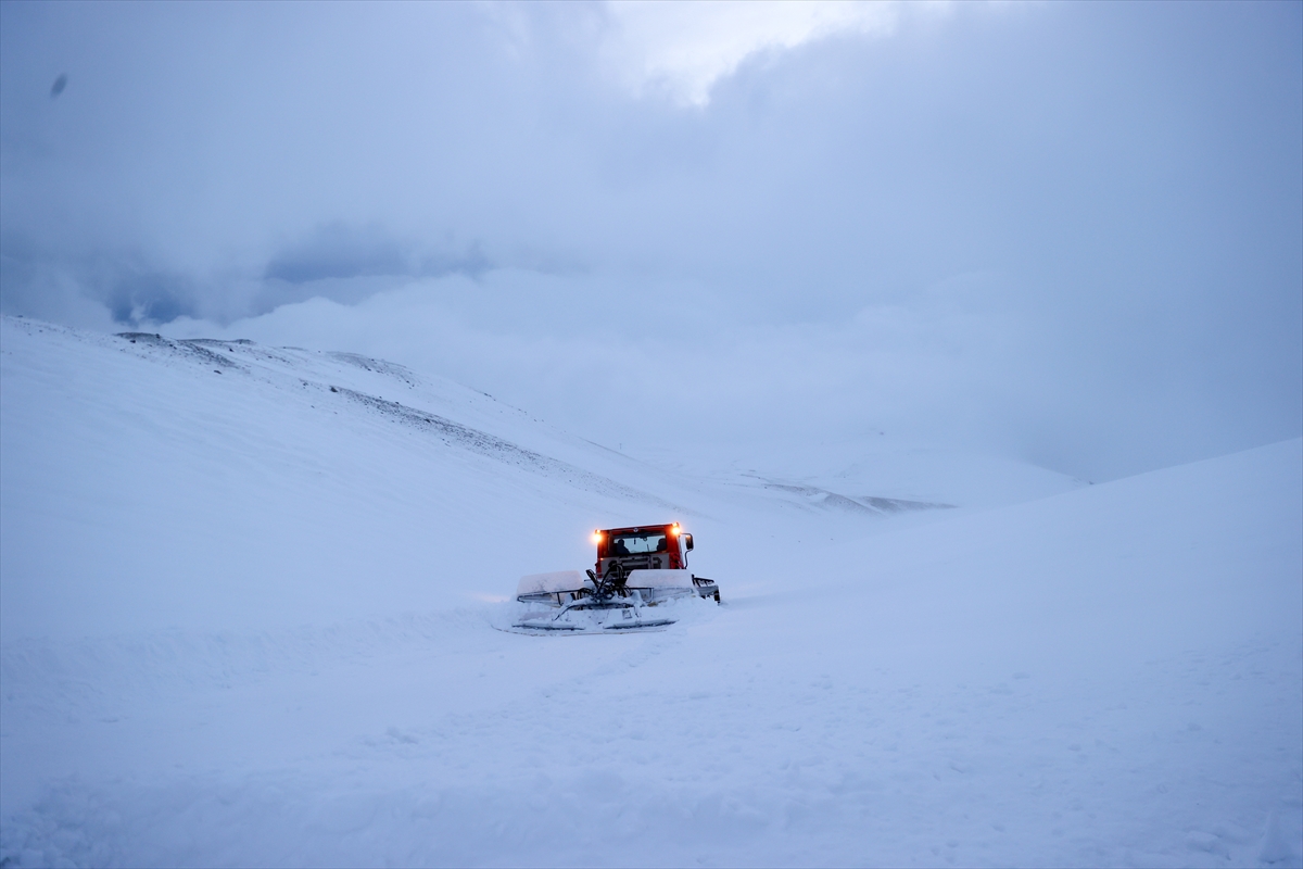 Erciyes'teki pistleri gece boyunca süren mesaiyle kayağa hazırlıyorlar