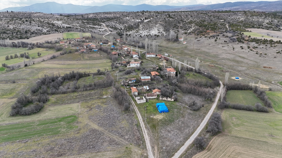 Terk edilmiş köyde iki yıldır tek başına yaşıyor