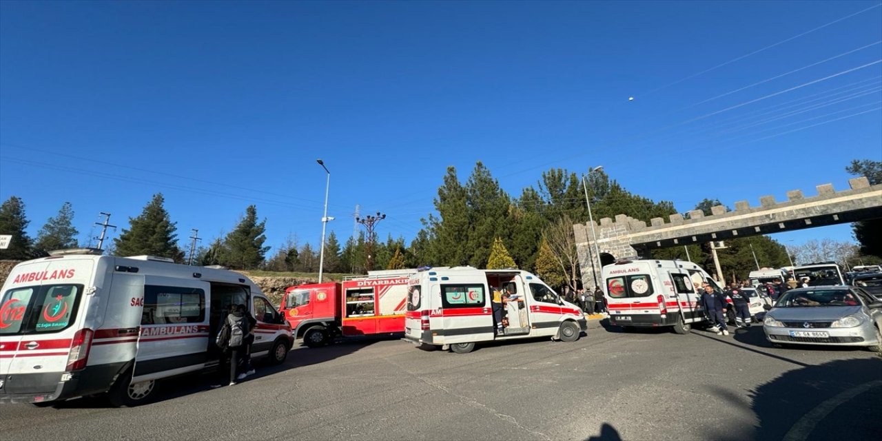 Diyarbakır'da 6 aracın karıştığı kazada 12 kişi yaralandı