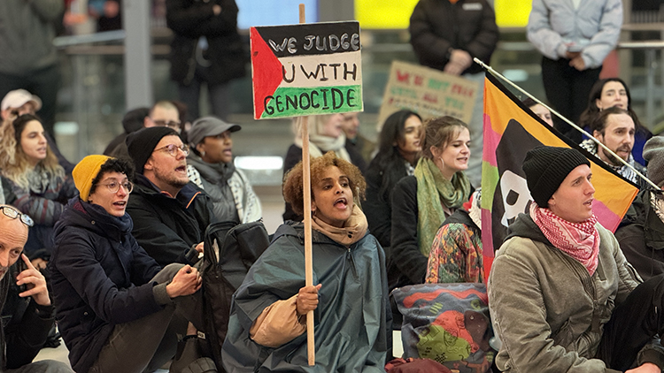 Hollanda'da 16 tren istasyonunda Filistin'e destek için oturma eylemi yapıldı