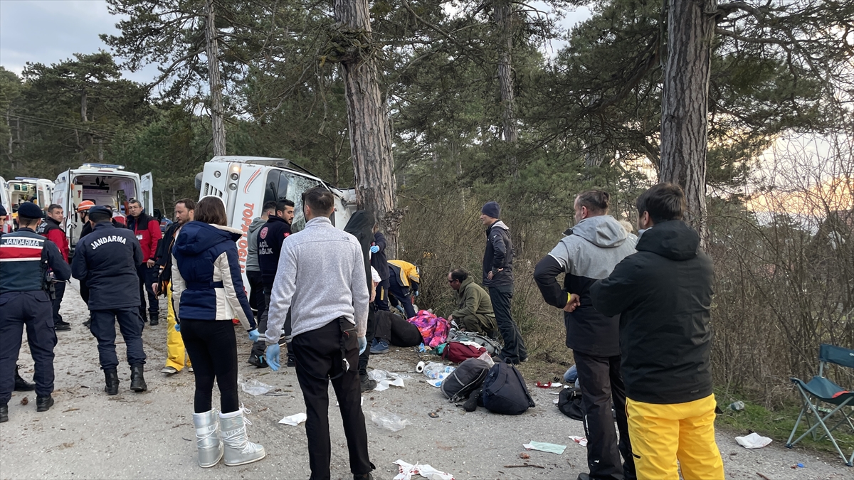 Bolu'da kayak merkezinden dönenleri taşıyan minibüsün devrilmesi sonucu 19 kişi yaralandı