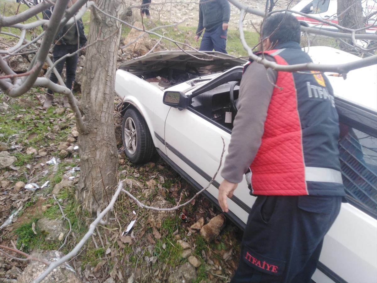 Savur'da devrilen otomobildeki 2 kişi yaralandı