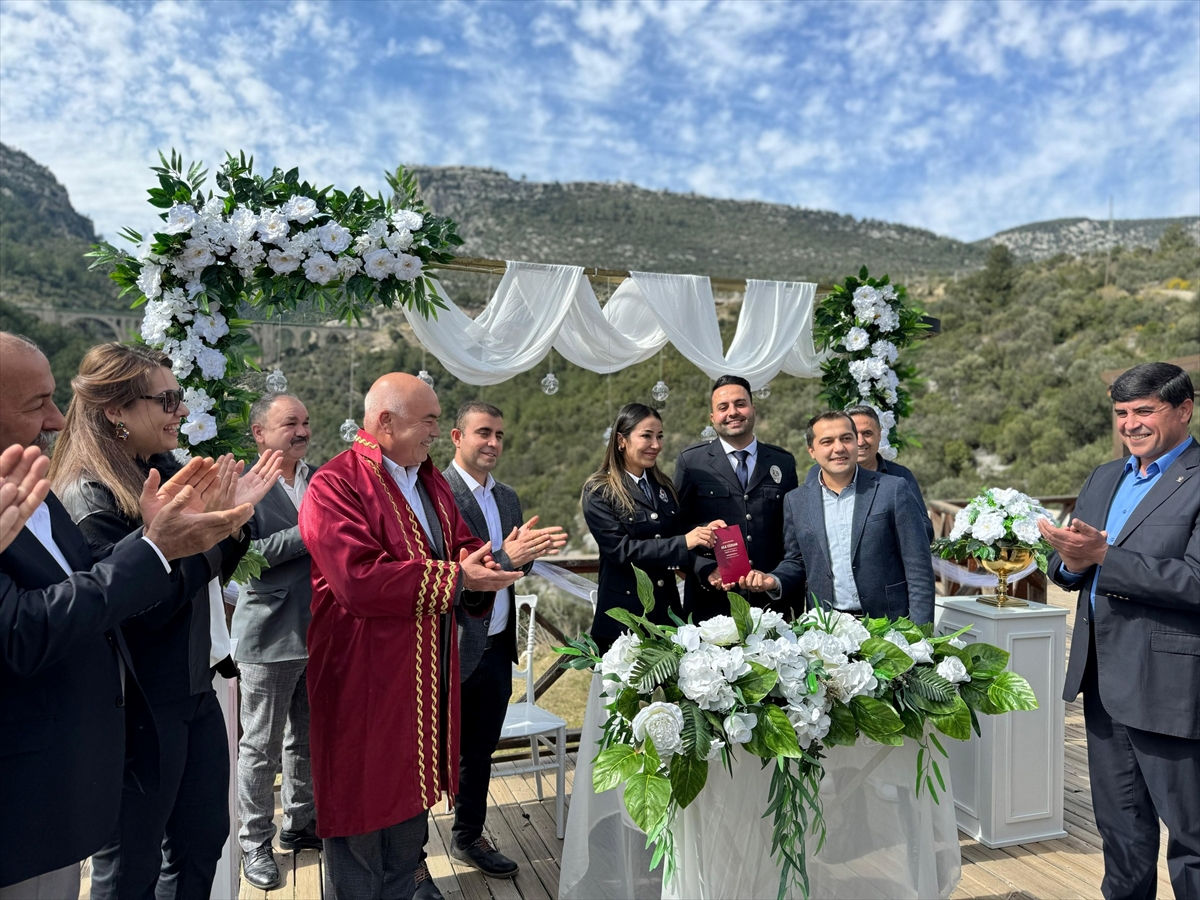 Adana'da polis çift, nikah masasına üniformalarıyla oturdu