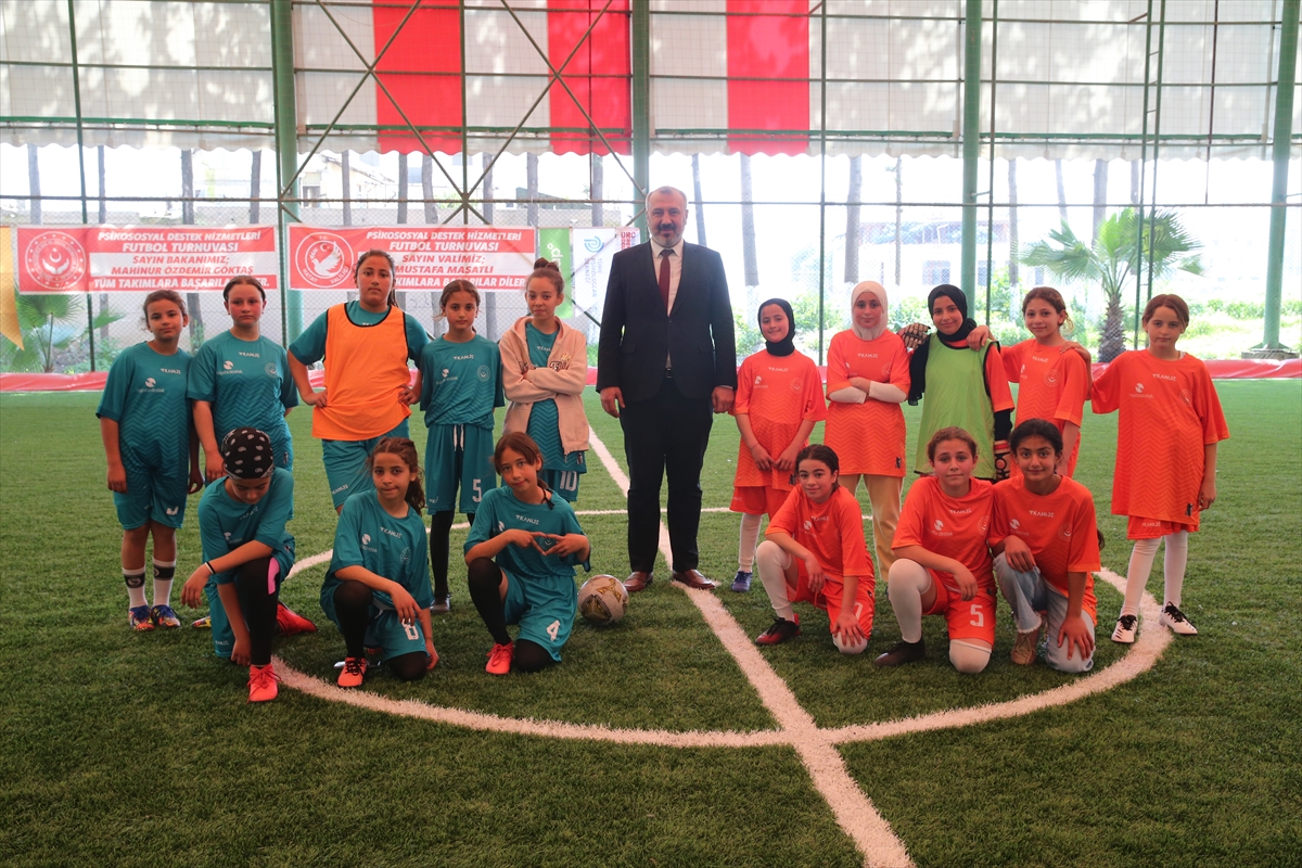 Hatay'da depremzede kız çocukları arasında düzenlenen futbol turnuvası başladı