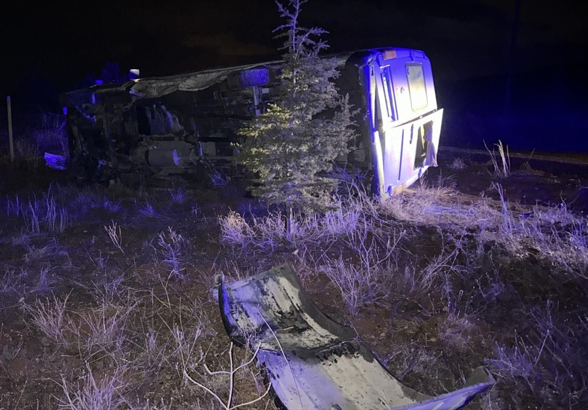 Konya'da domuz sürüsüne çarpan işçi servisindeki 12 kişi yaralandı