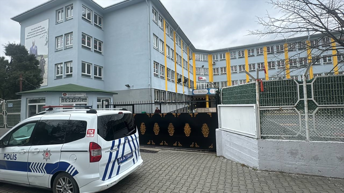 Büyükçekmece'de 4 öğrenciyle bir veliyi darbettiği iddia edilen okul müdürü gözaltına alındı