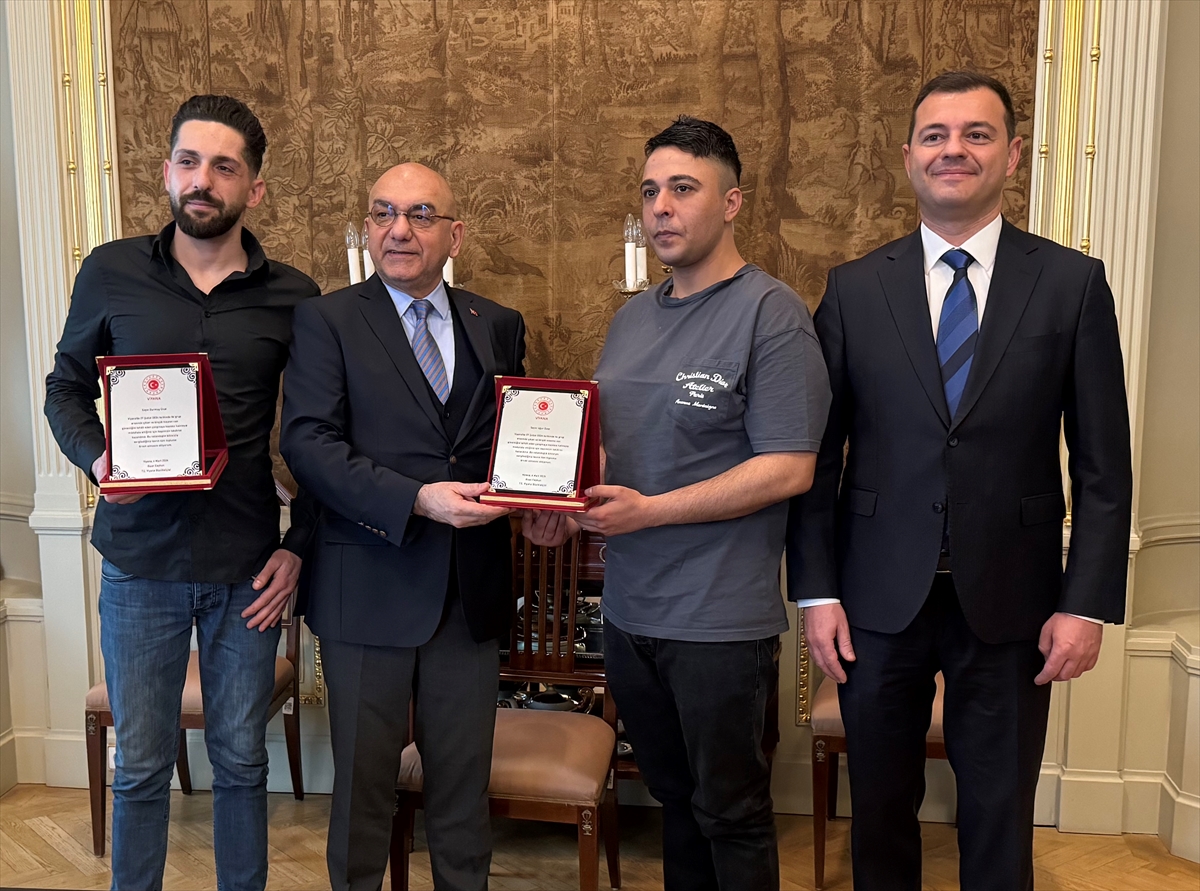 Kesici aletlerin kullanıldığı bir kavgayı önleyen iki Türk'e plaket verdi