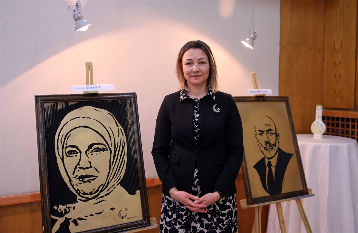 Muş'ta usta öğretici, kullanılmayan kartonlardan yaptığı resimlerle geri dönüşüme dikkati çekti