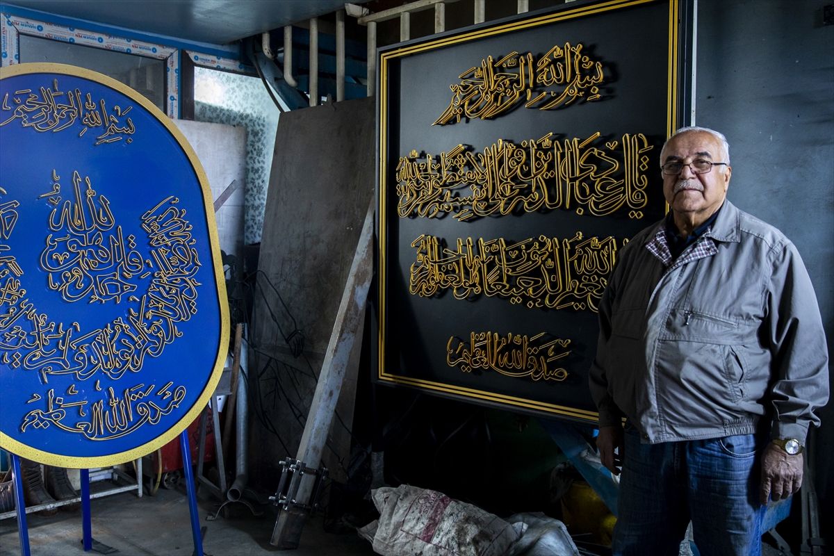 Süleymaniye'de 70 yaşındaki yarım asırlık sanatkar, Kur'an-ı Kerim'i demire işliyor