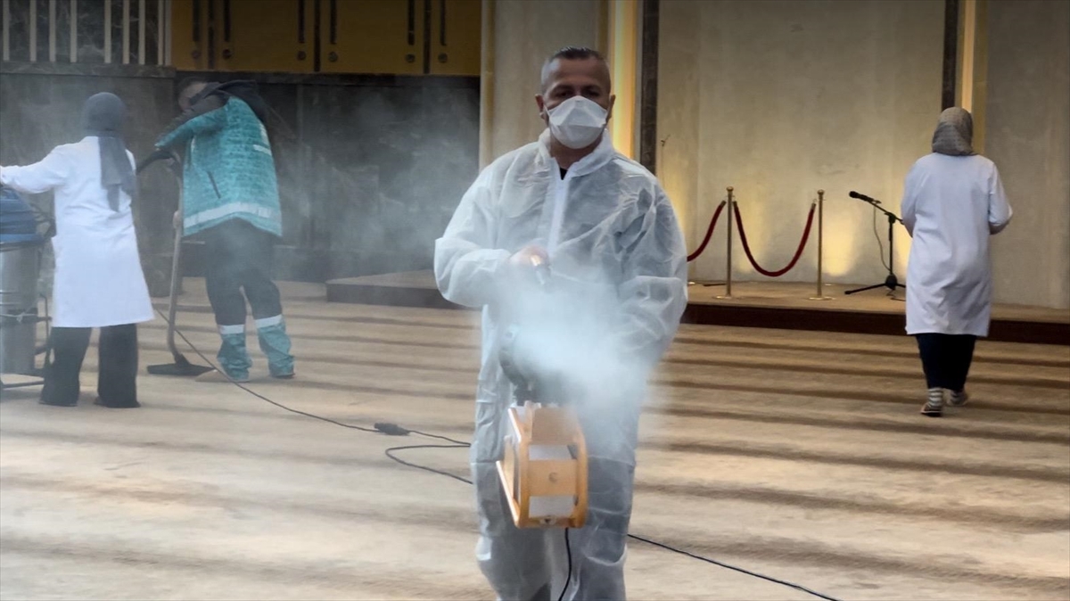 Taksim Camii ramazana hazırlık için gül suyuyla yıkandı