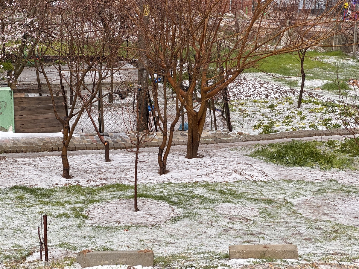 Uşak'ta dolu etkili oldu