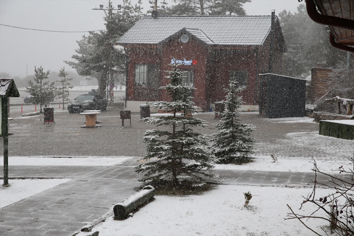 Abant'ta martta yağan kar tatilcileri sevindirdi