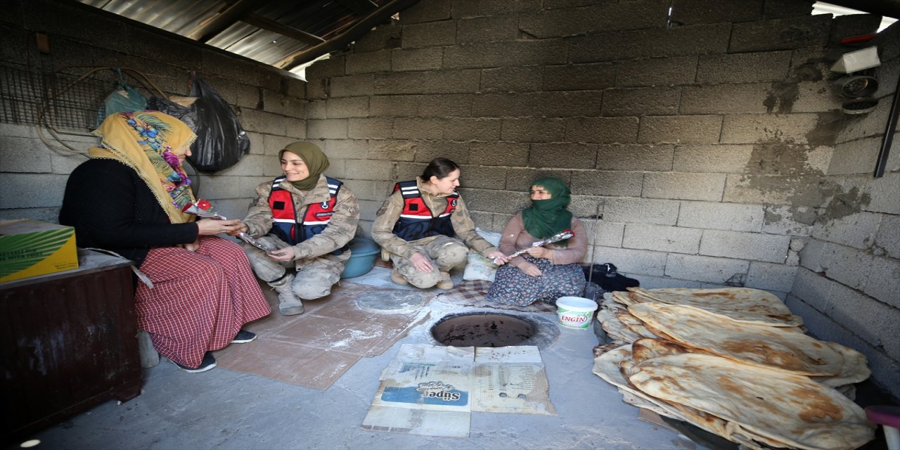 Muş'ta kadın komutanlar, köydeki kadınların gününü kutladı