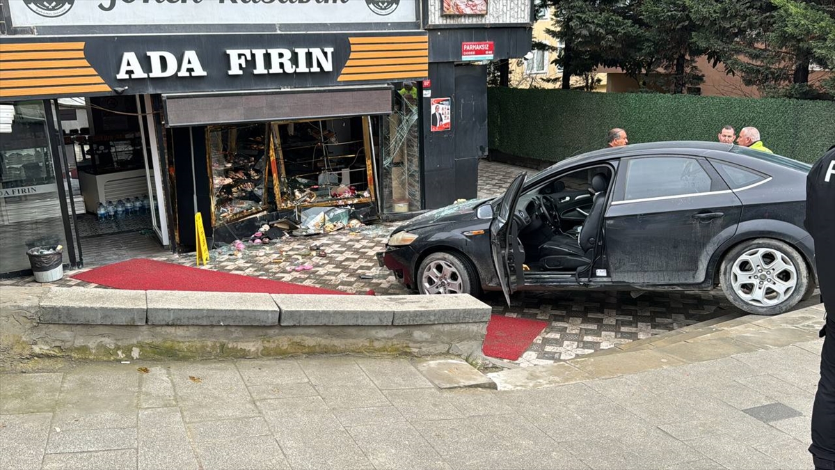 Fren yerine gaza basan sürücü, otomobiliyle fırına girdi