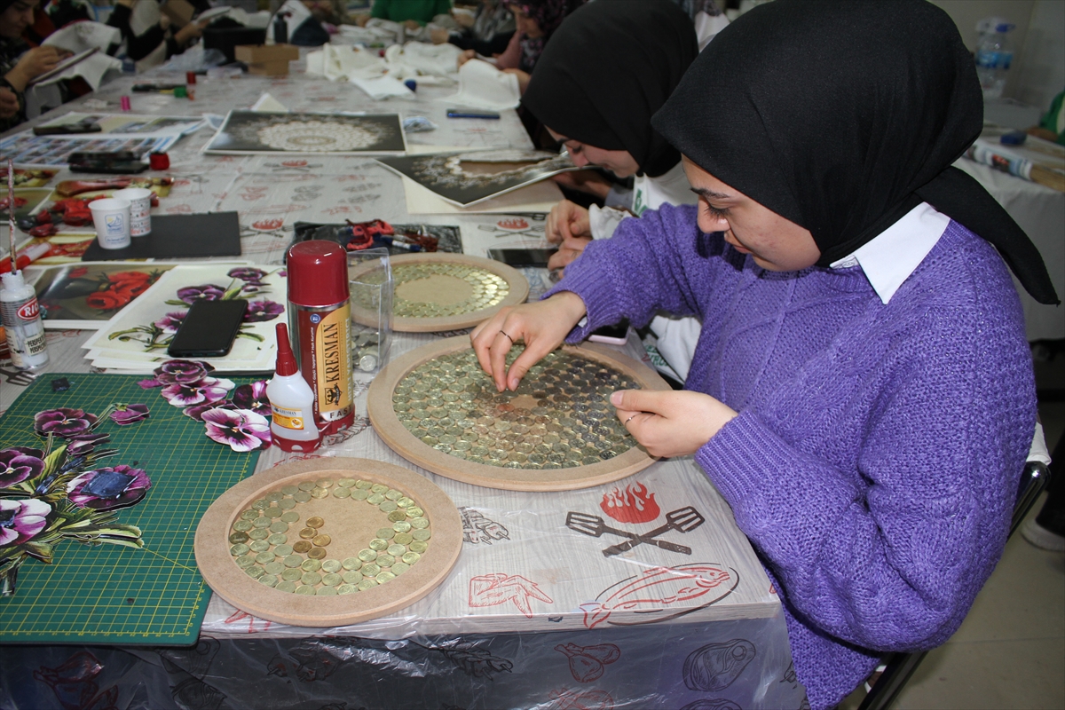 Van'da kurslara katılan kadınlar becerilerini geliştiriyor