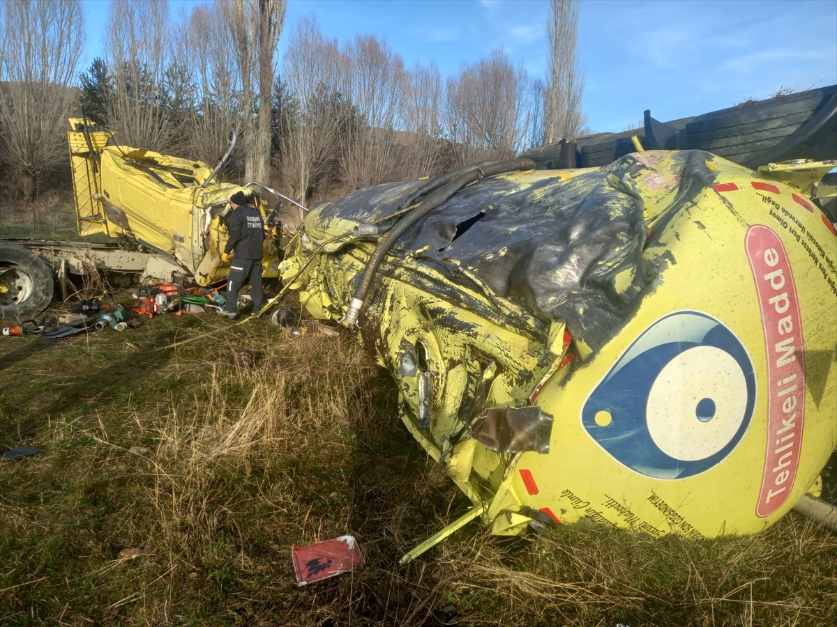 Sivas'ta devrilen akaryakıt yüklü tırın sürücüsü yaralandı