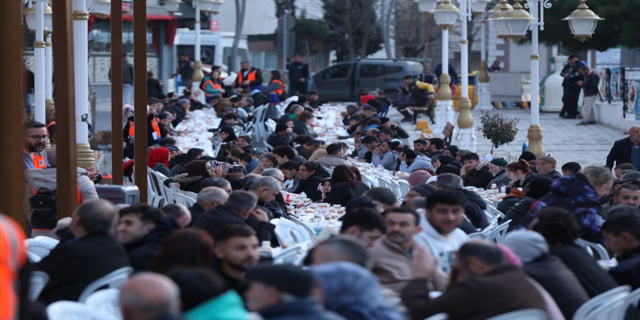 Tekirdağ'da 5 bin kişi ramazanın ilk iftarında bir arada oruç açtı