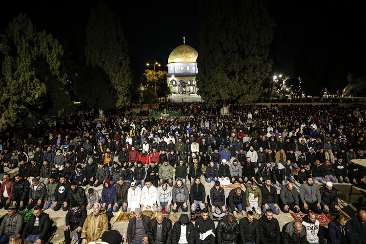 İsrail kısıtlamalarına rağmen Mescid-i Aksa'da teravih namazı için 35 bin Müslüman saf tuttu
