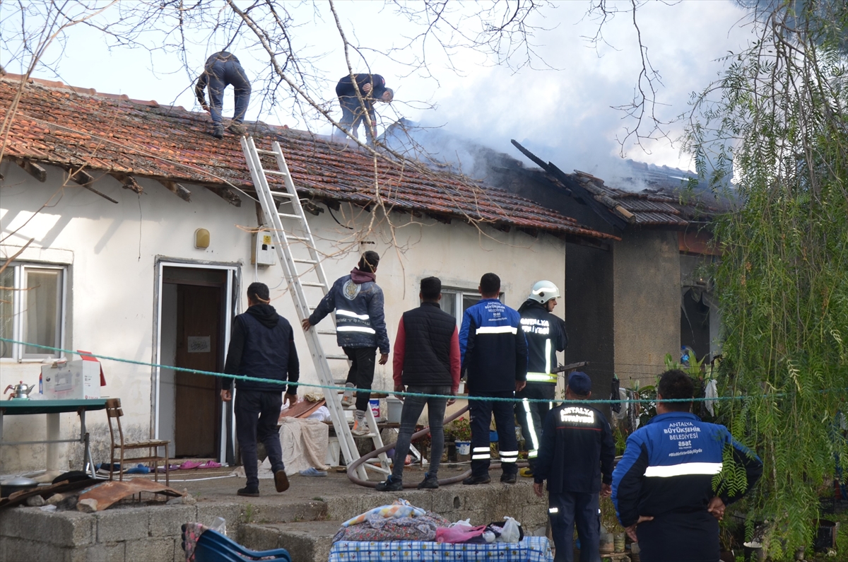 Antalya'da çıkan yangında eski okul binası ve lojmanı hasar gördü