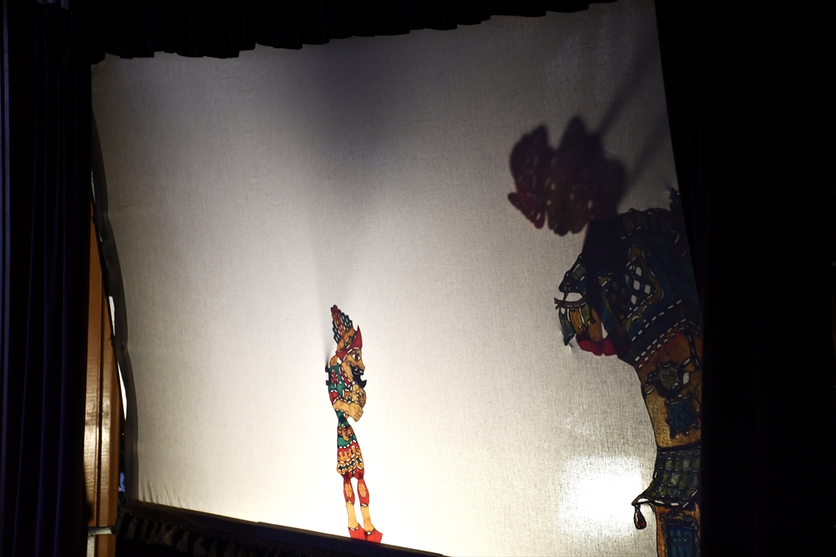 Karagöz ve Hacivat, hem çocuklar hem de yetişkinler için sahne alıyor