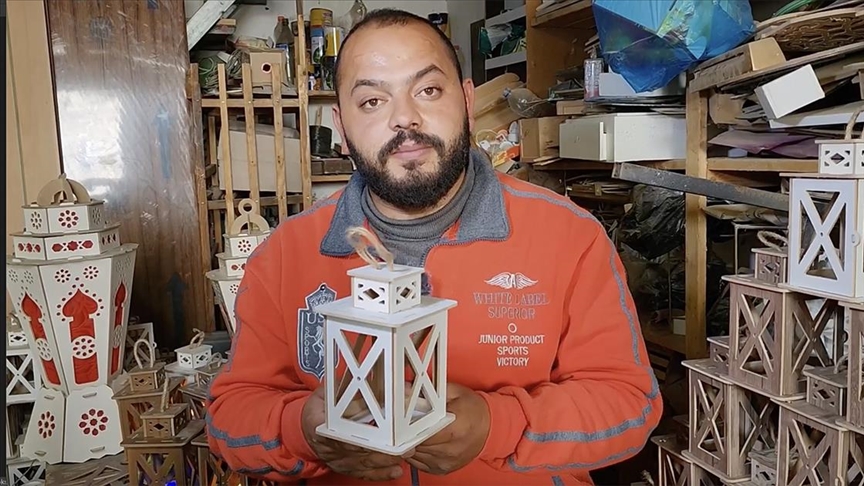 Gazzeli marangoz, ürettiği fenerlerle ramazan geleneklerini yaşatmaya çalışıyor