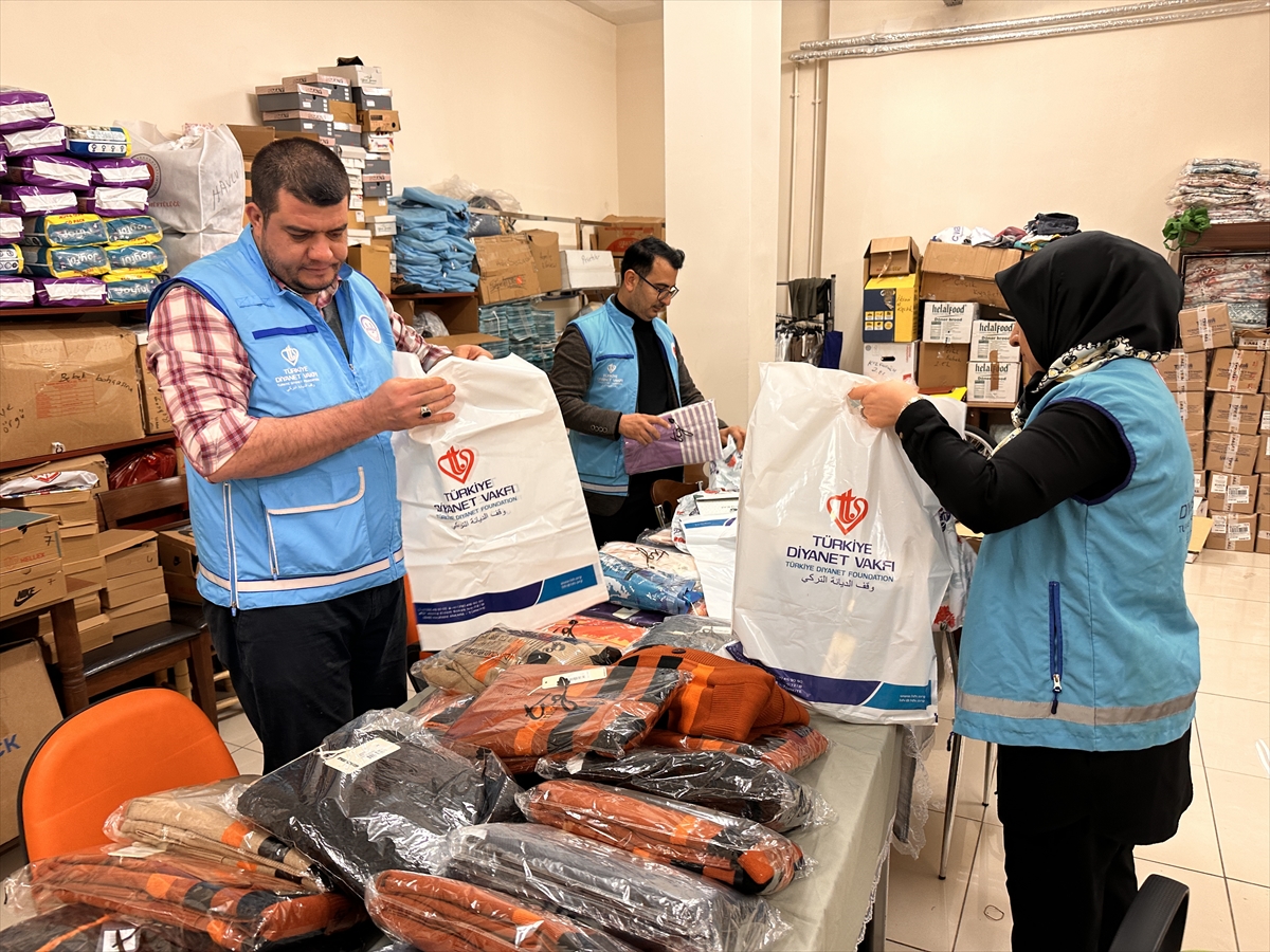 Gaziantep'te yardım malzemeleri ihtiyaç sahiplerine evlerinde teslim ediliyor