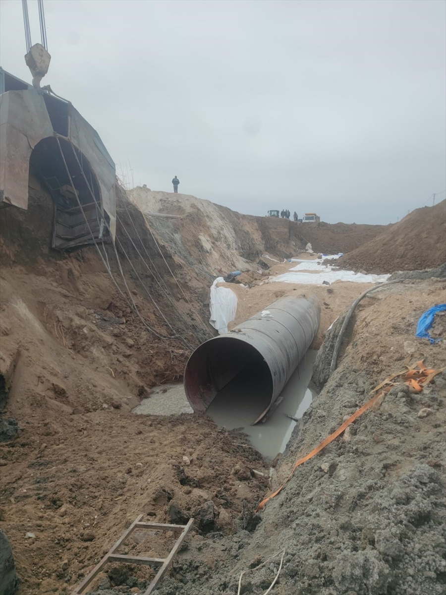 Toprak altında kalan işçi öldü