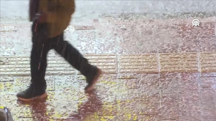 Antalya'da dolu vatandaşlara zor anlar yaşattı