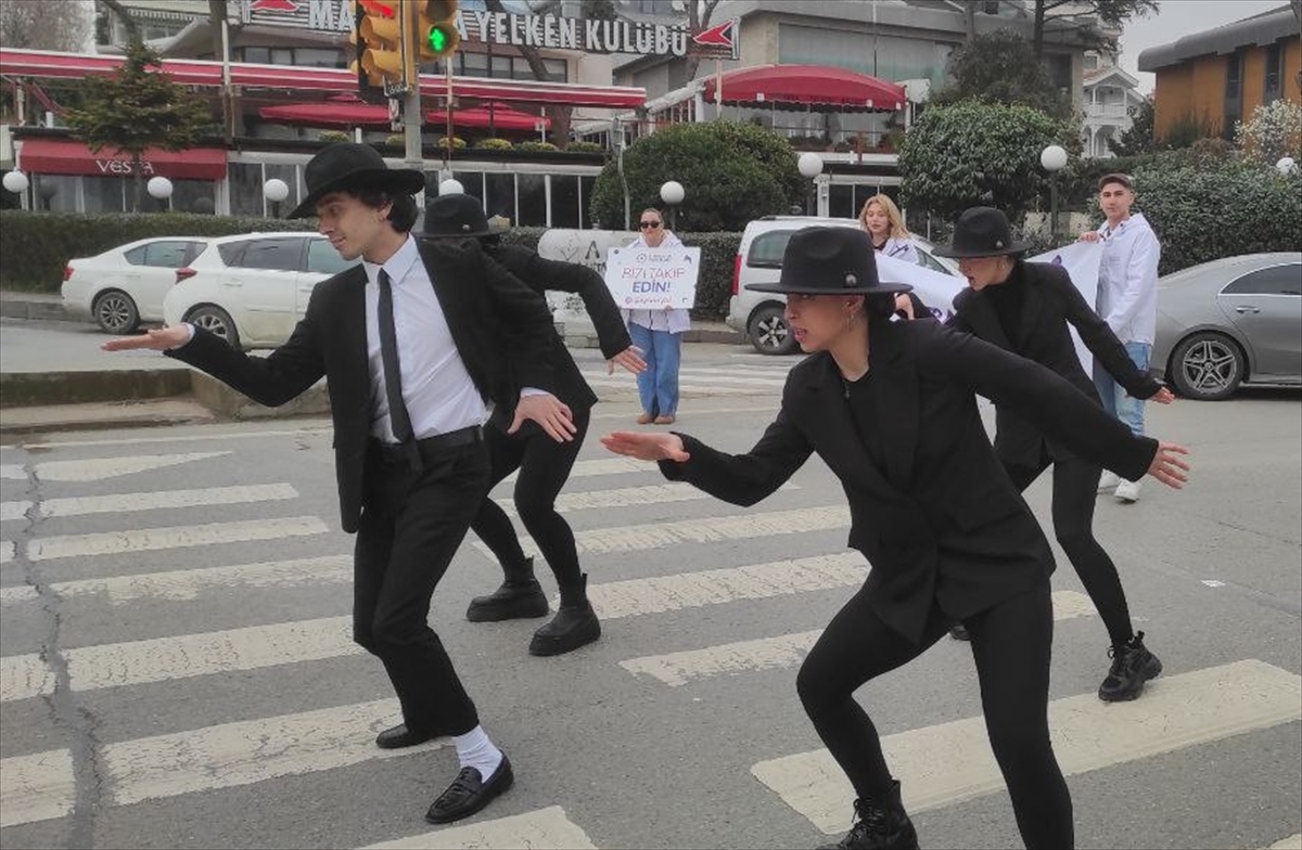 İstanbul'da trafikte bekleyenlere "moonwalk dansı" sürprizi