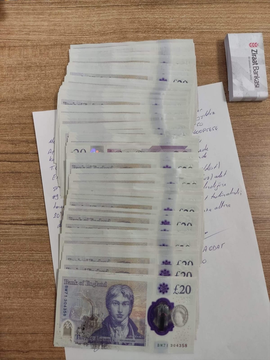 Yolda bulduğu 1980 paundu polise teslim etti