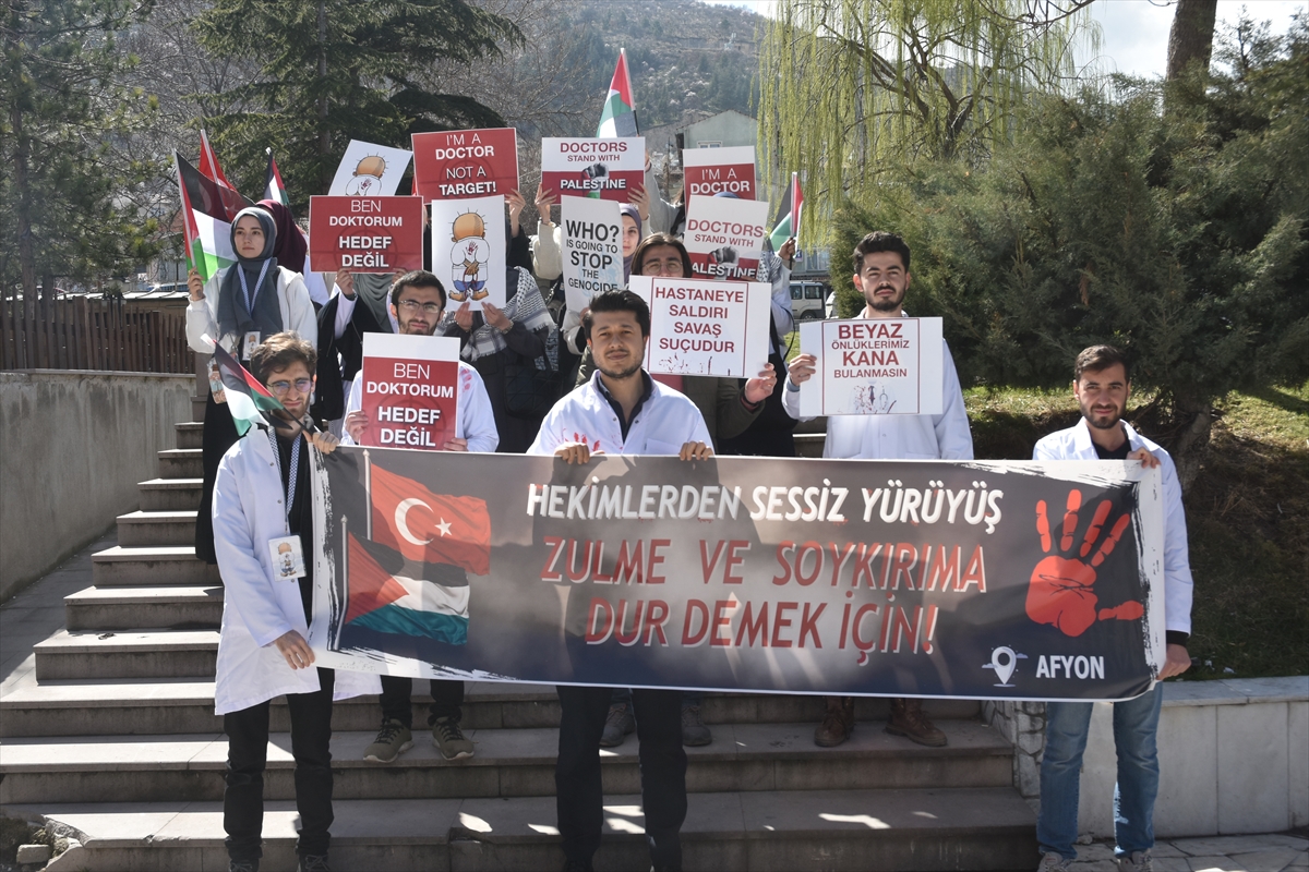 Afyonkarahisar'da sağlık çalışanları Gazze'ye destek için "sessiz yürüyüş" yaptı