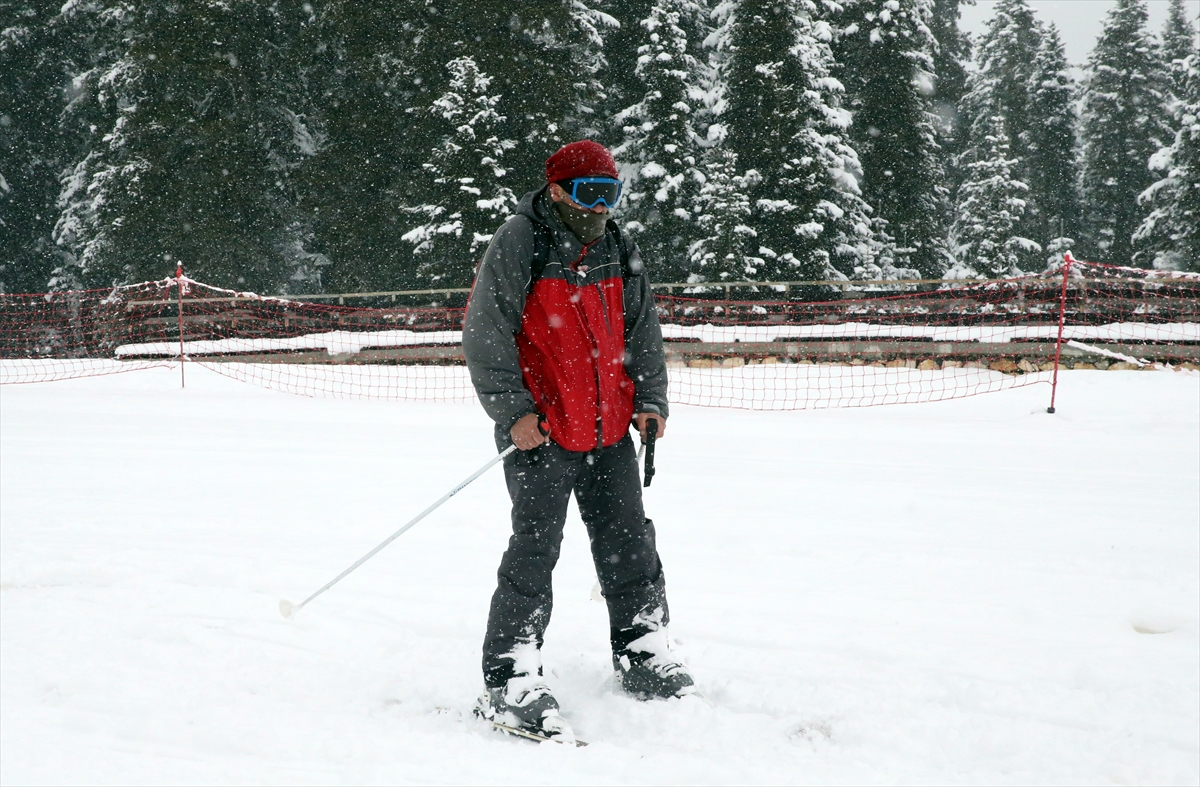 Ilgaz Yurduntepe Kayak Merkezi'nde mart ayında kayak yapılıyor