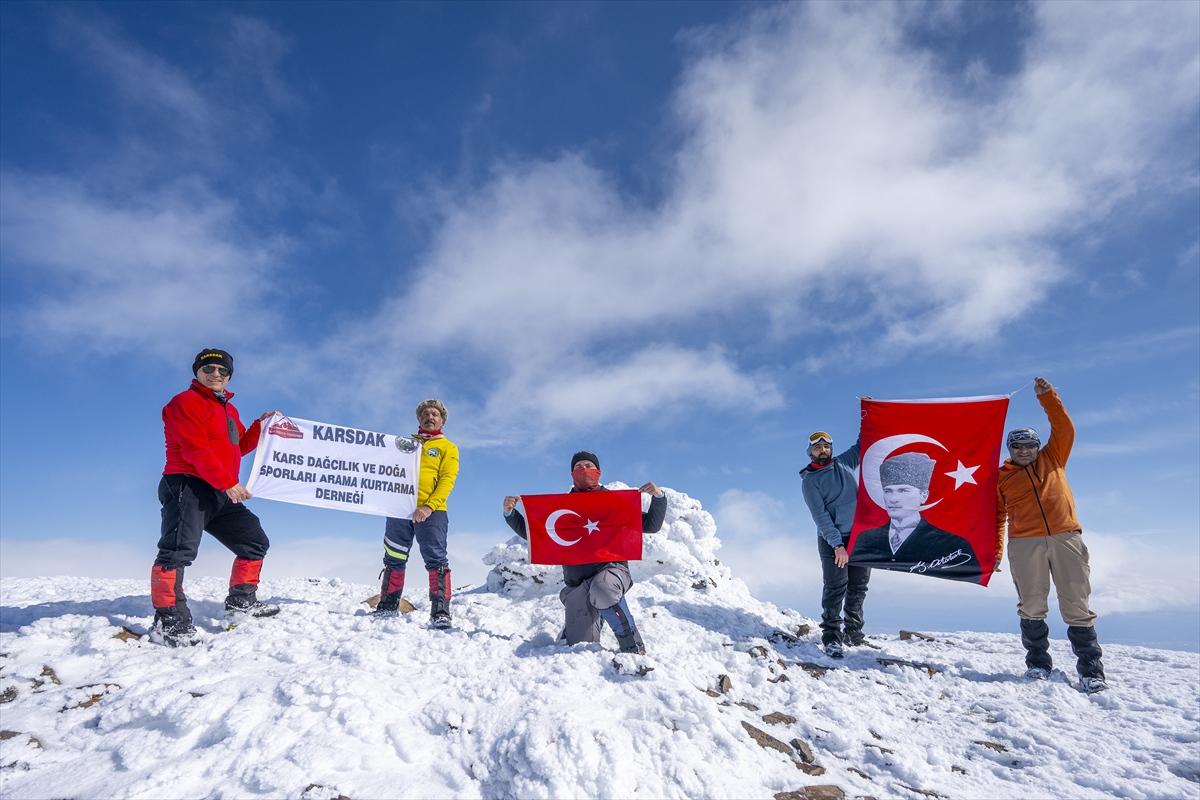 Karslı dağcılar, karla kaplı 3 bin 197 rakımdaki Kısır Dağı'na tırmandı