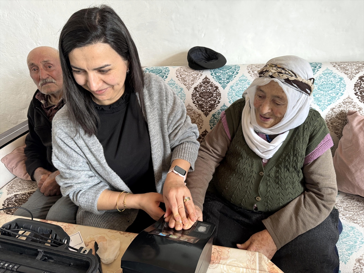 Yaşlıların ayağına kadar gidip kimliklerini evlerinde yeniliyorlar