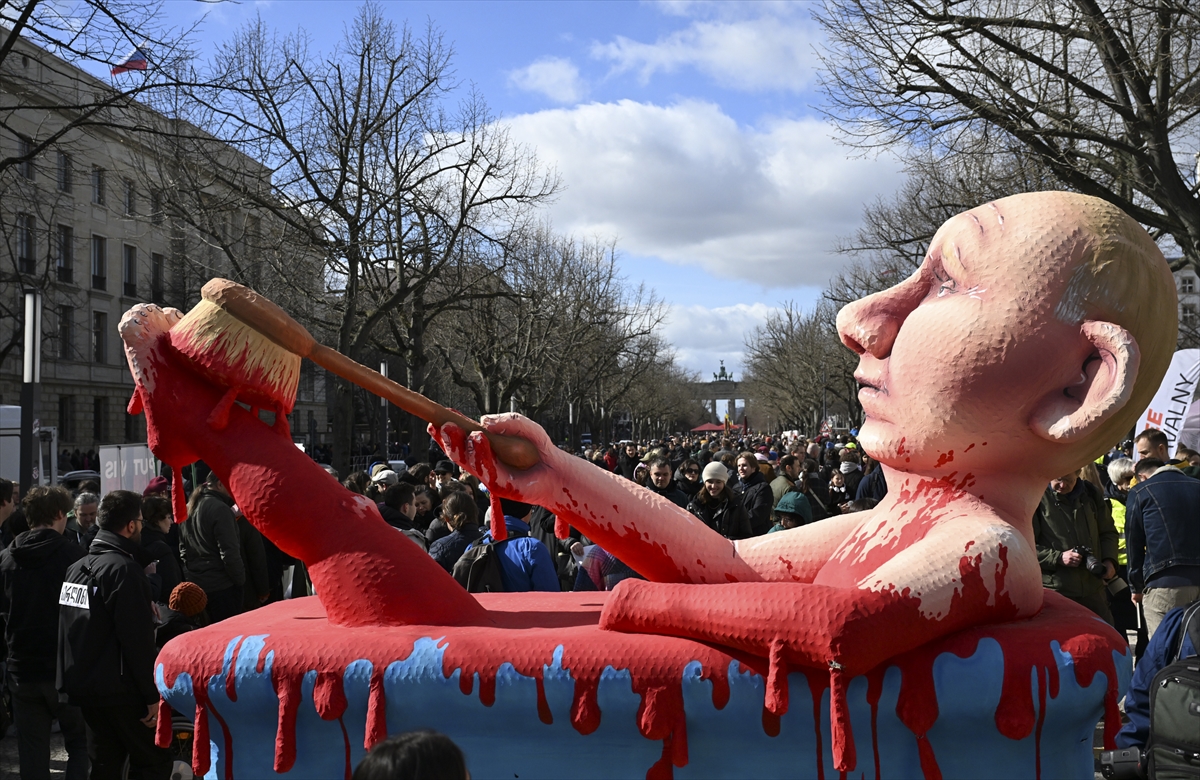 Putin, Rusya'nın Berlin Büyükelçiliği önünde protesto edildi
