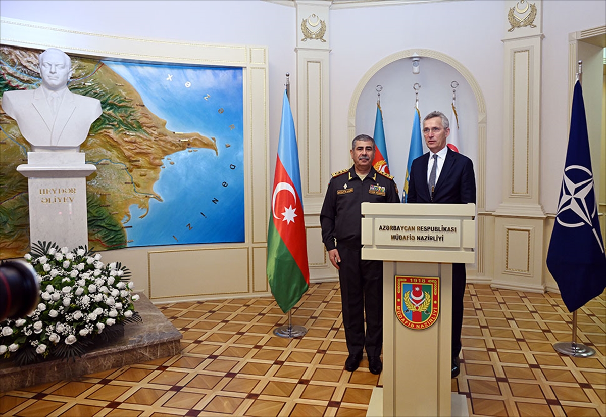 NATO Genel Sekreteri Stoltenberg, Azerbaycan Savunma Bakanı Hasanov ile görüştü
