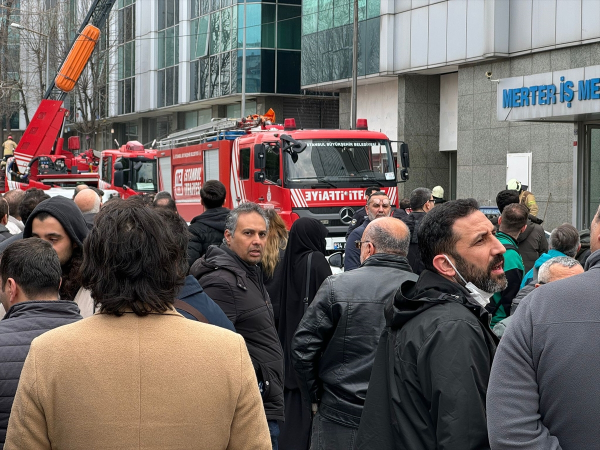 Zeytinburnu'nda 12 katlı iş merkezinde yangın çıktı