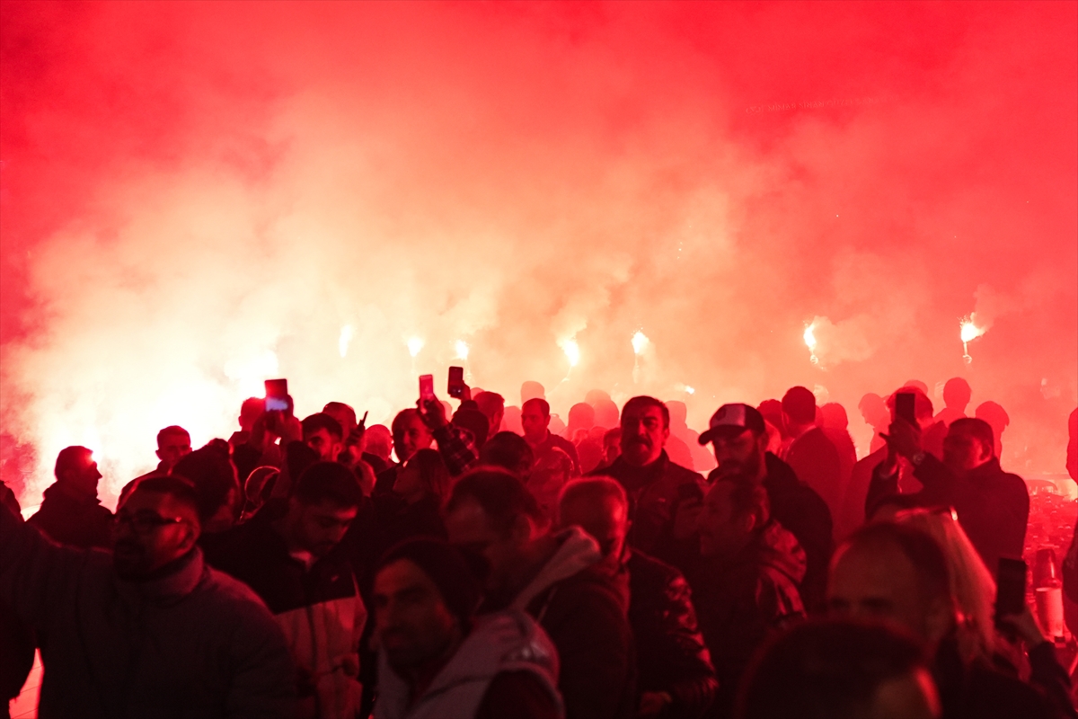 Beşiktaş Kulübü Başkanı Hasan Arat, iftar yemeğinde taraftarlarla bir araya geldi